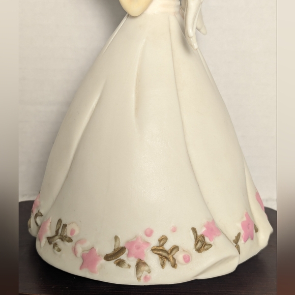 Vintage Angel Musical Figurine.  Plays Away In A Manger. - Picture 8 of 16